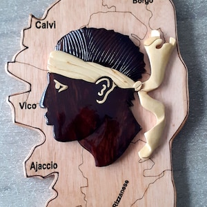 plaque de la carte de la corse en bois vernis