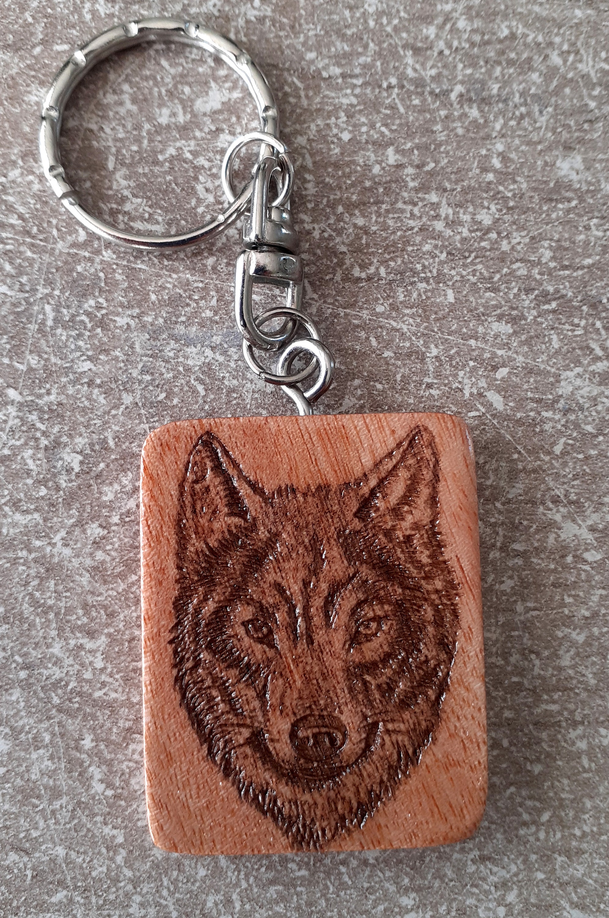 Porte Clé en Bois Vernis Gravé Au Laser avec Motif Du Loup