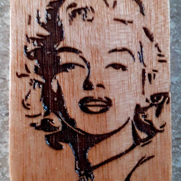 magnet gravé au laser du portrait de maryline monroe sur bois vernis