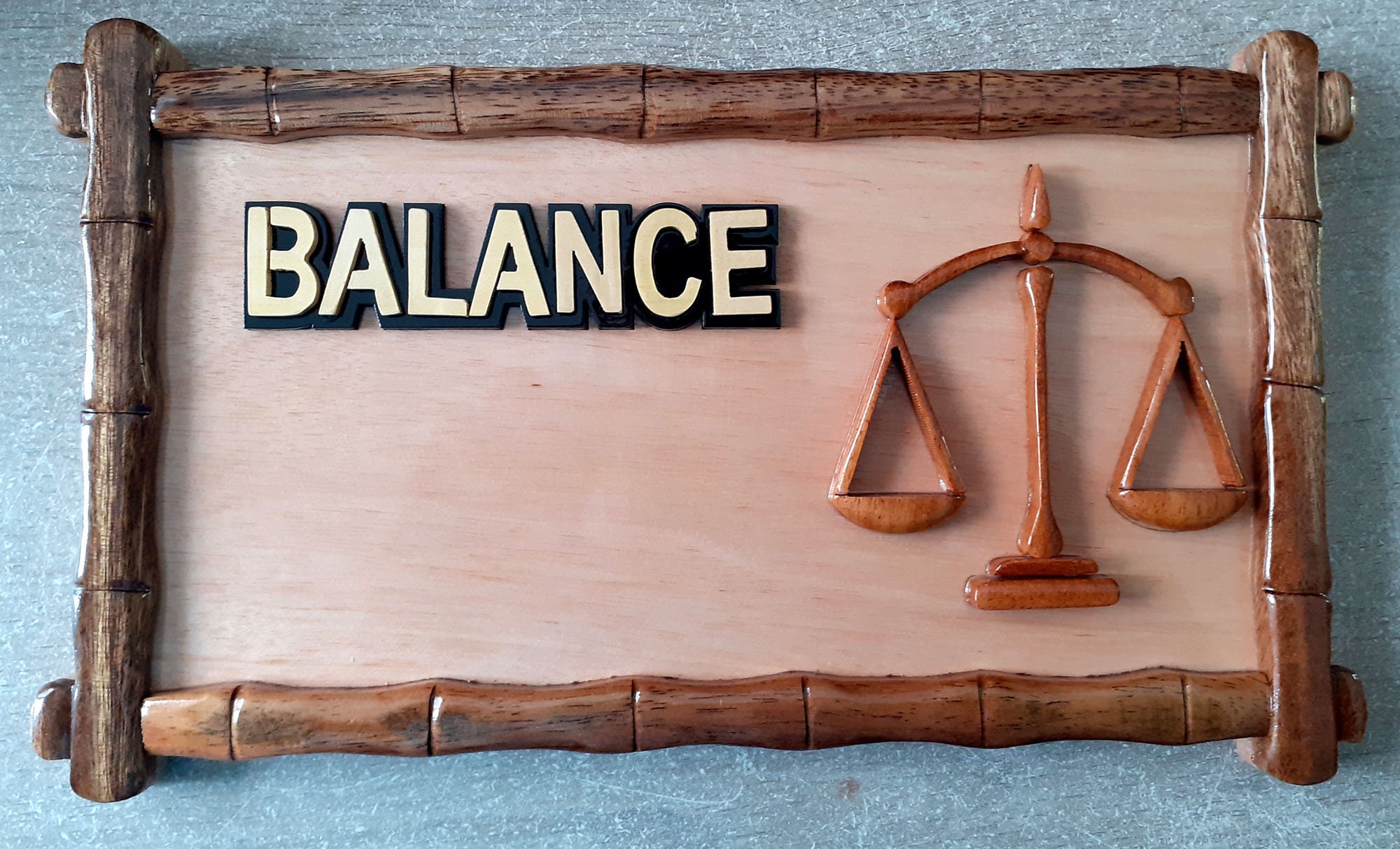 Signe Astrologique de La Balance en Bois Vernis Personnalisable