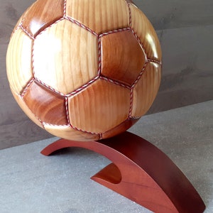 ballon de foot maquette en bois vernis