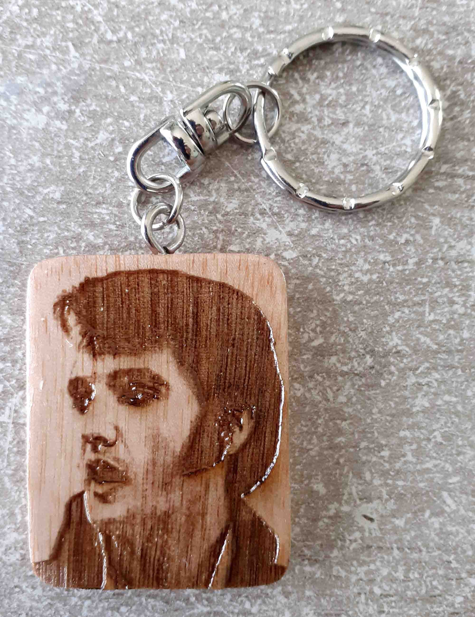 Porte Clef en Bois Vernis de Elvis Gravé Au Laser sur Les Deux Faces