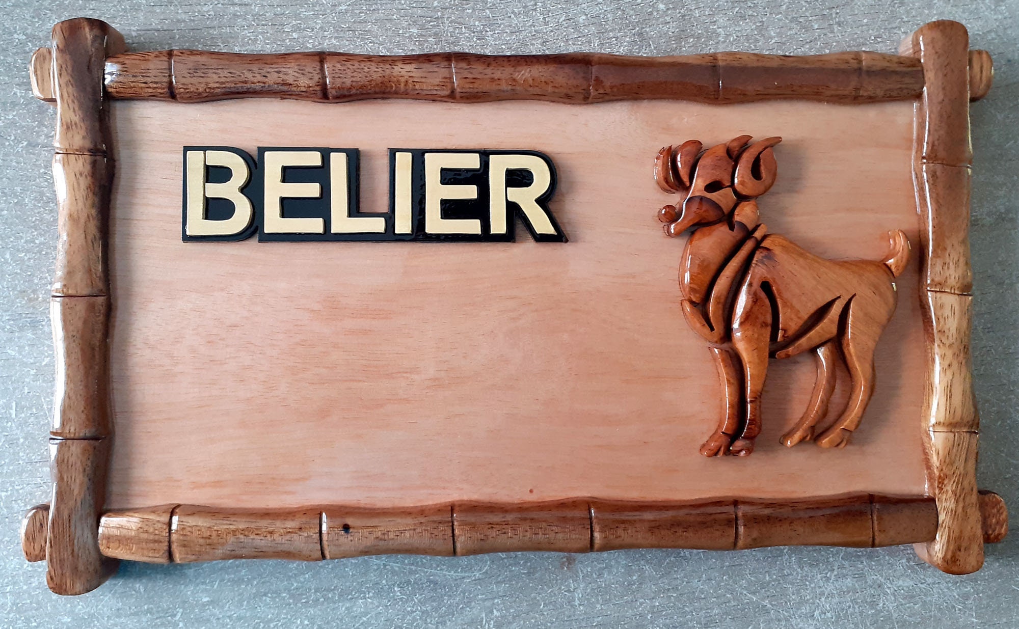 Signe Astrologique Du Bélier en Bois Vernis Personnalisable