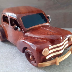 modelo do 4 CV em madeira envernizada