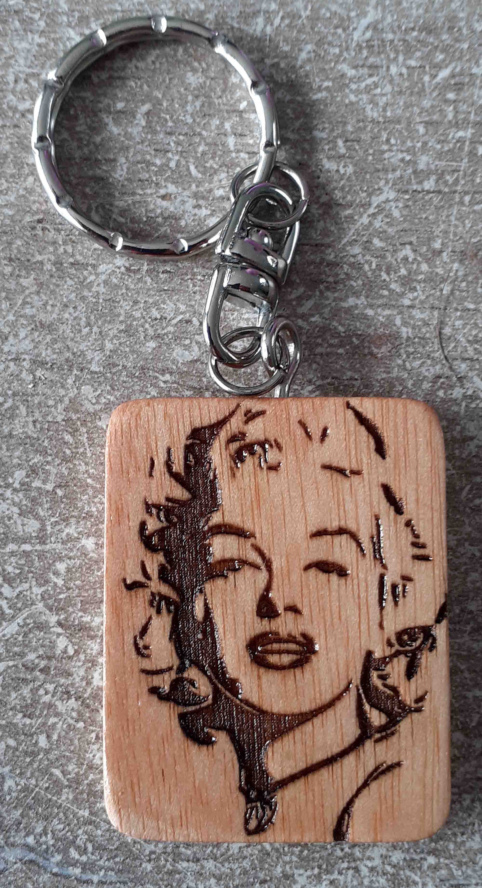 Porte Clé de Marilyn Monroe Gravé Au Laser sur Bois Vernis