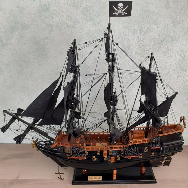 maquette en bois du bateau  le black pearl pour collectionneur de bateau voilier ou du pirate des caraibes