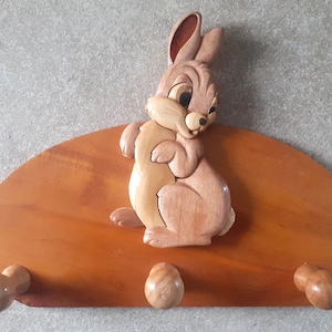 Patère Vintage Moulin Roty – Lapin Peluche Sur Bois Naturel – 31x22 Cm