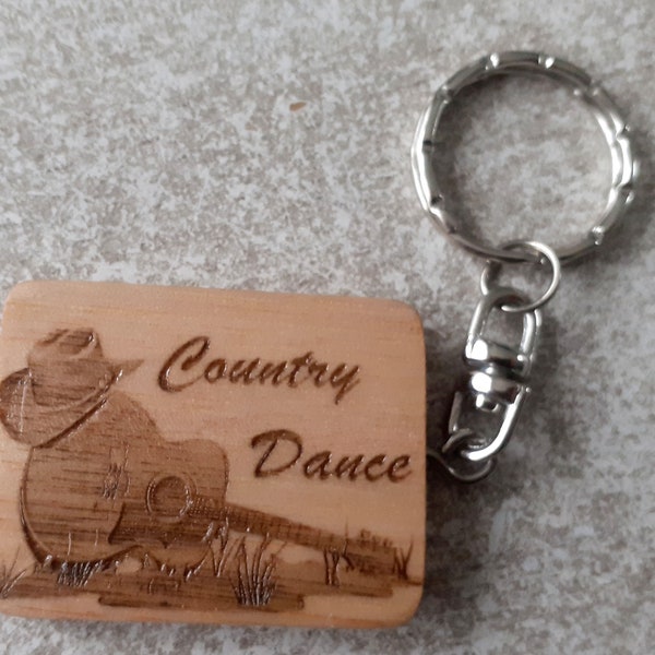 porte clef de la musique country en bois vernis gravé sur les deux faces