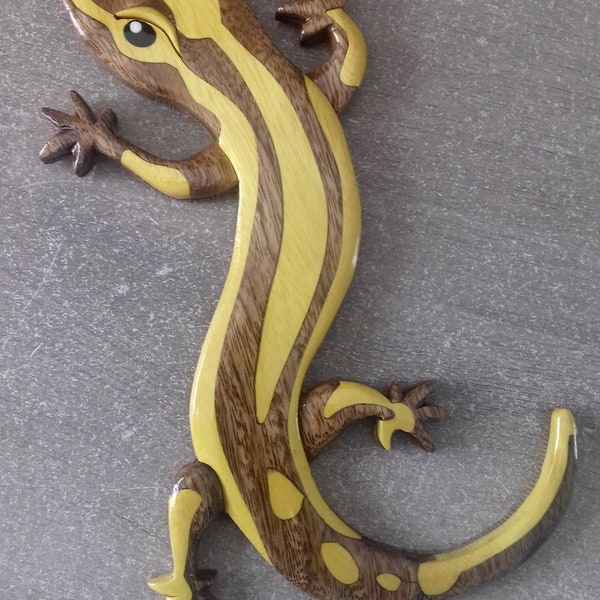 salamandre figurine en bois vernis pour décoration de votre porte ou mur