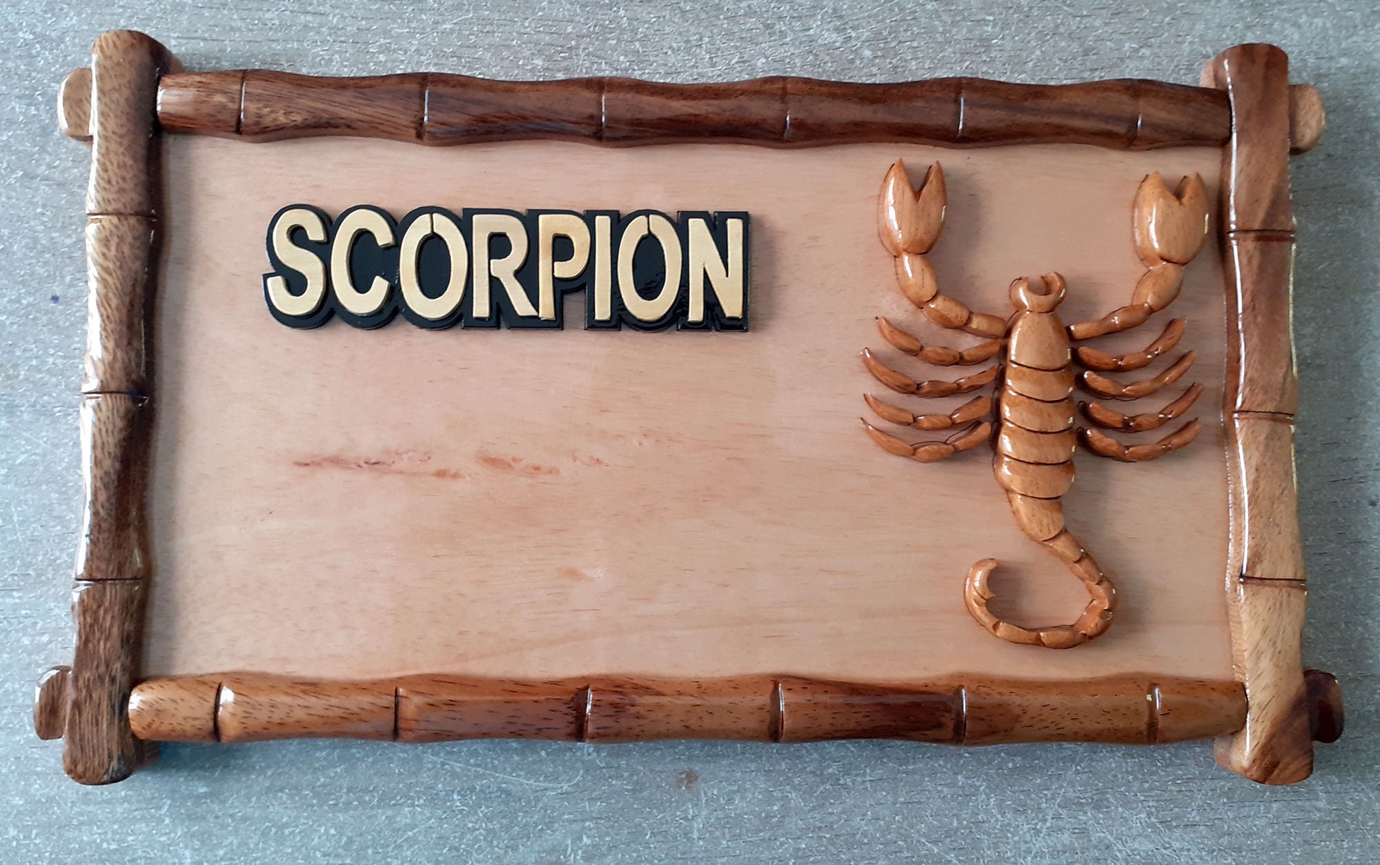 Signe Astrologique Du Scorpion en Bois Vernis Personnalisable