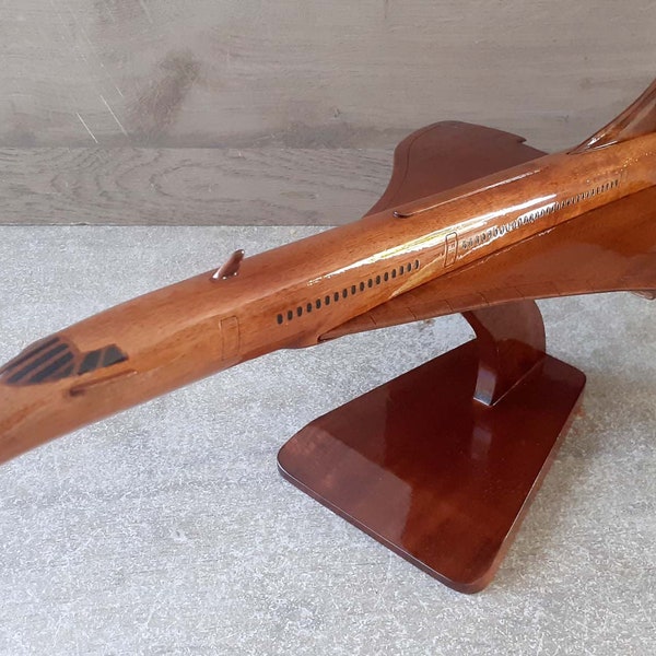 maquette en bois vernis du concorde