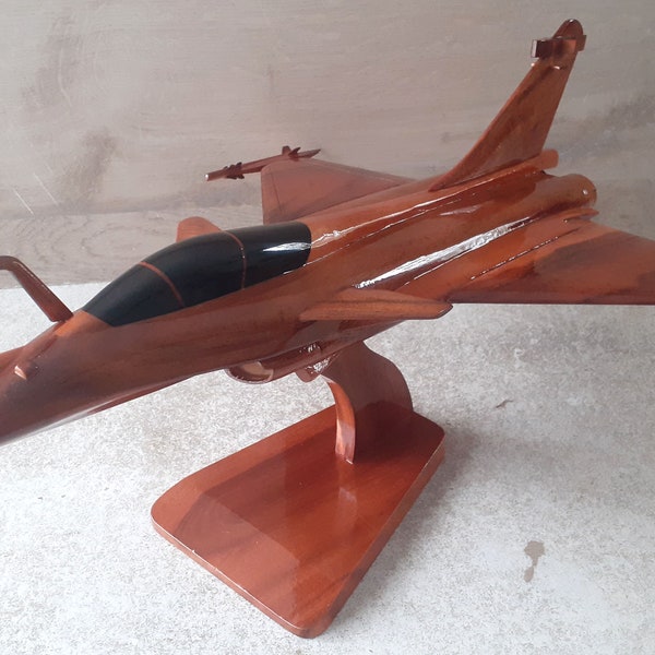 belle reproduction de l'avion de chasse le rafale