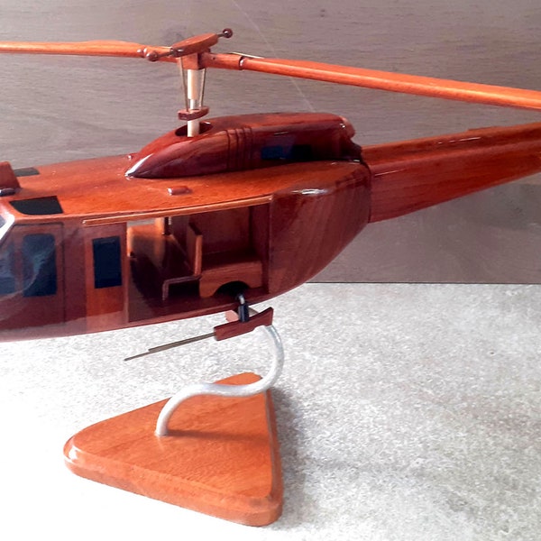 maquette de l'élicoptere le BELL UH 1