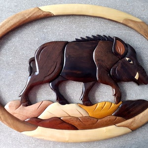 Wildschwein-Wandtafel aus verschiedenen lackierten Holzarten mit wunderschönem Finish