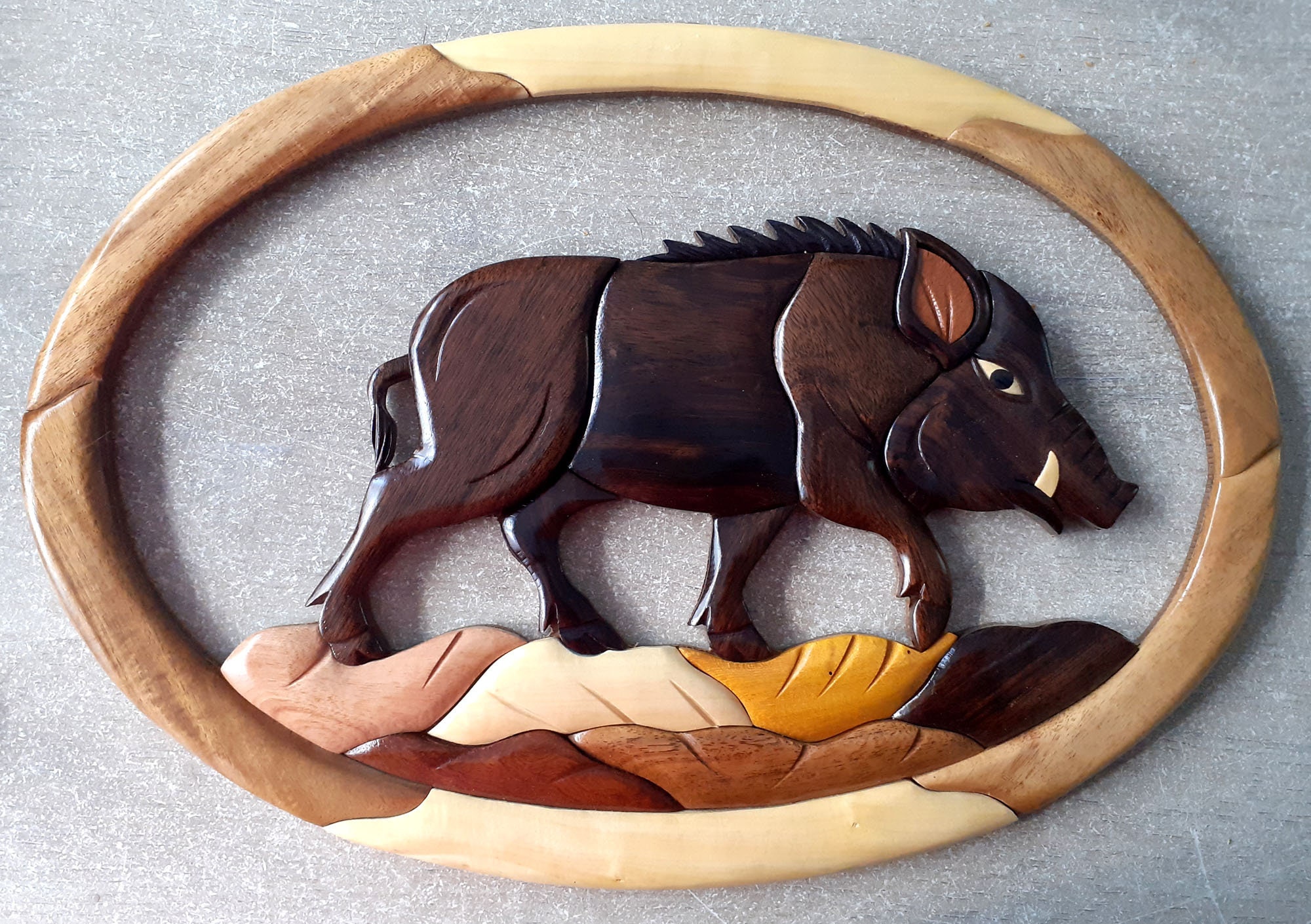 Plaque Murale Du Sanglier en Différentes Essences de Bois Vernis Belle Finition