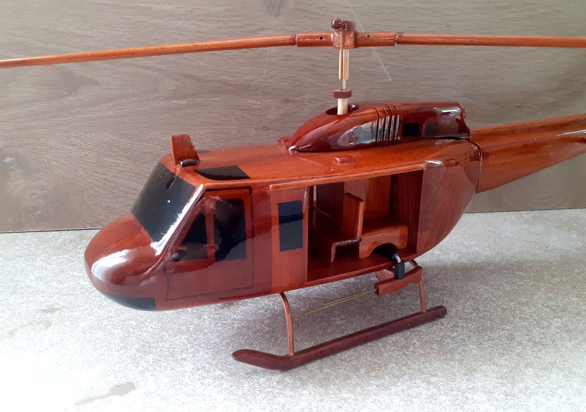 Modèle d'hélicoptère UH-1 en bois fabriqué à la main
