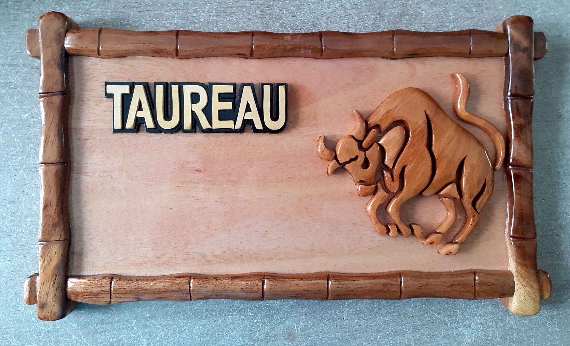 Signe Astrologique Du Taureau en Bois Vernis Personnalisable