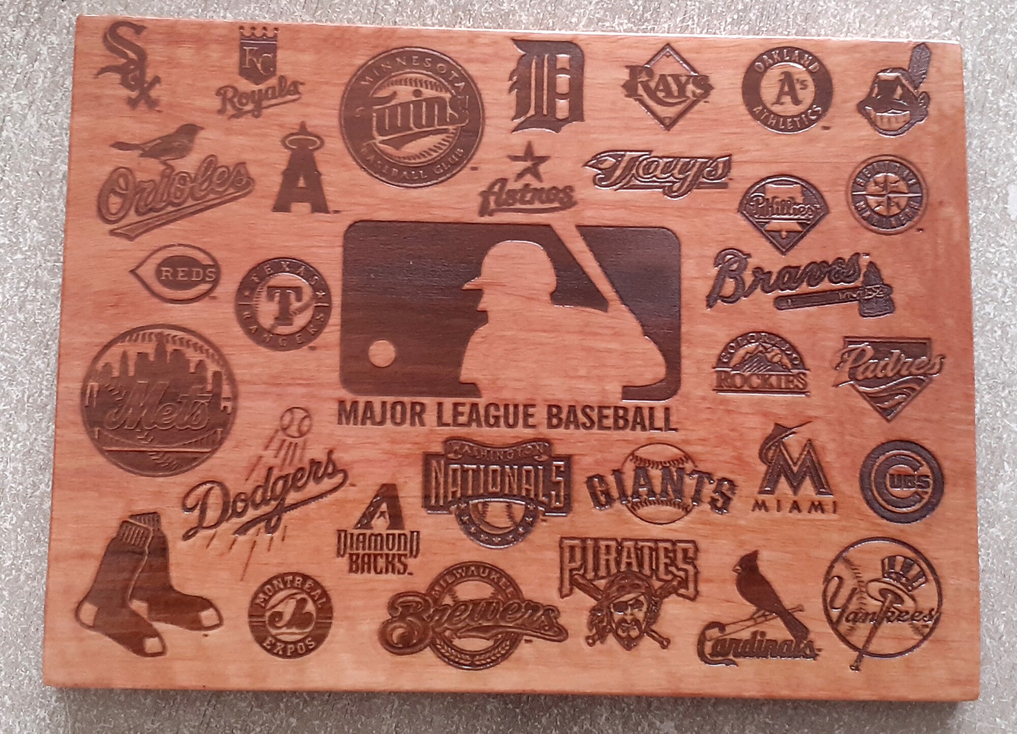 Logo Baseball Amérique Gravé sur Bois Massif Vernis