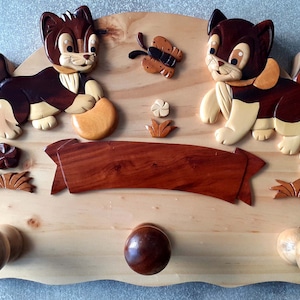 perchero para habitación infantil en diferentes tipos de madera barnizada