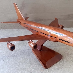 A380-Modell aus lackiertem Holz