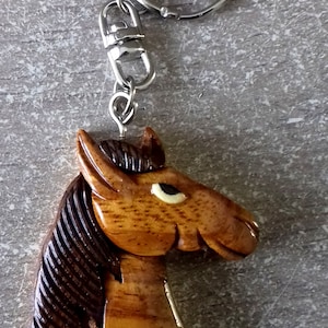 gelakte houten paarden sleutelhanger, ruitercadeau