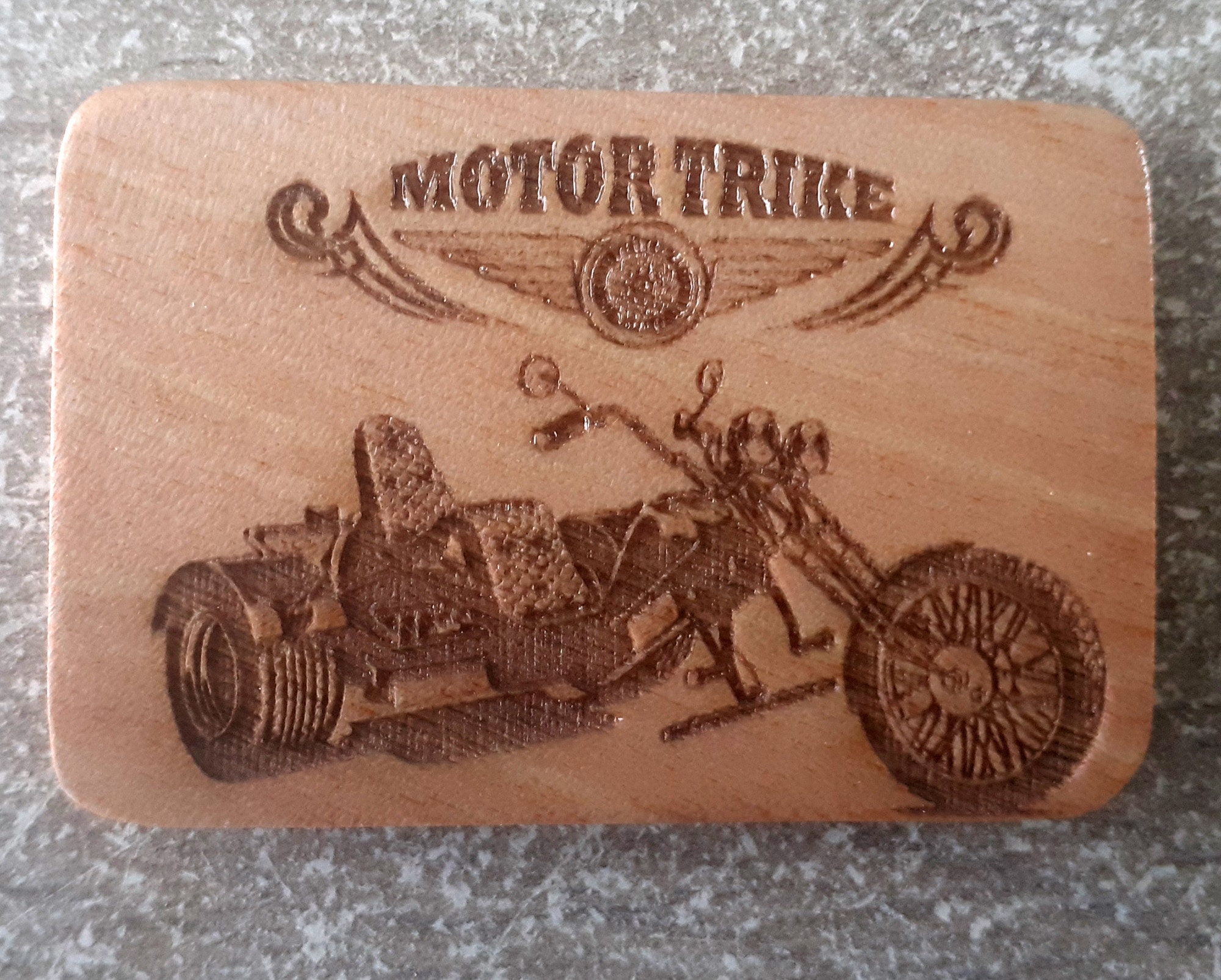 Magnet Du Trike Gravé Au Laser sur Bois Vernis