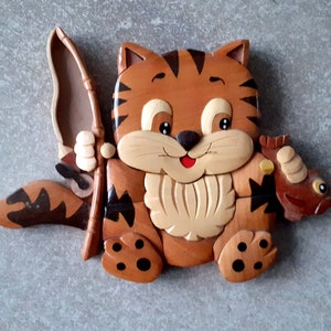 wooden figurine of the fisherman cat