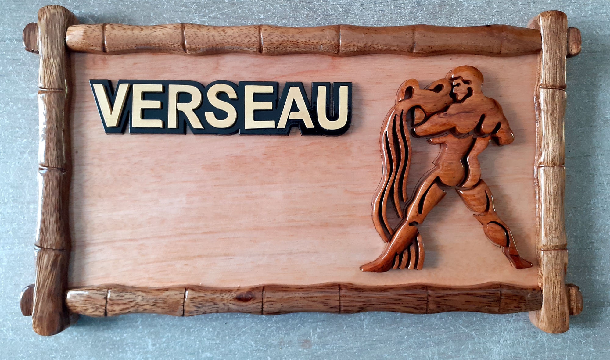 Signe Astrologique Du Verseau en Bois Vernis Personnalisable