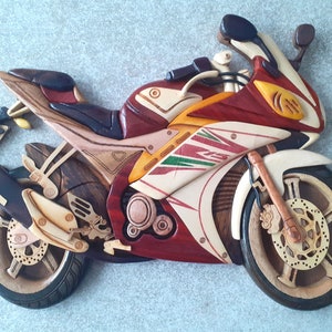 motocicleta muito bonita em relevo com vários tipos de madeira envernizada. modelo de alta qualidade com acabamento impecável