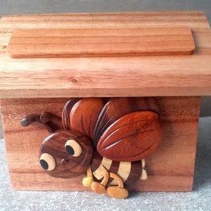 Wooden bee-shaped piggy bank: personalized piggy bank with name for children&#39;s room decoration, your first name offered