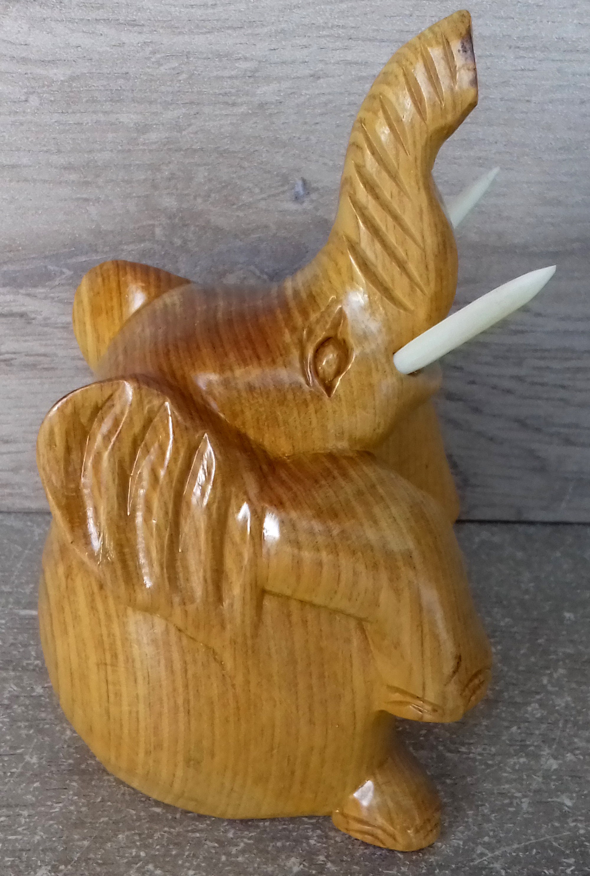 Éléphant Assis Figurine Sympa en Bois Vernis de Jacquier