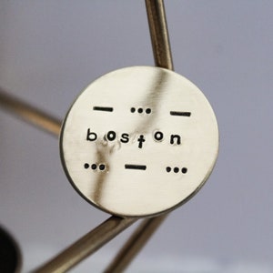 TRES SON MULTITUD / Placa de identificación personalizada para mascota estampada a mano, placa con nombre para mascota, placa para perro, placa con nombre para perro, placa con nombre