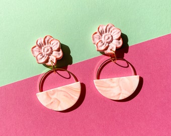 PENDIENTES DE BODA ROSA, Delicadas gotas de rubor rosa colgante con tachuelas florales y aro de oro, joyas de novia, pendientes de declaración de arcilla polimérica