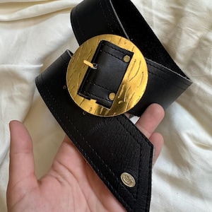 Vintage wide black leather belt with round hammered gold buckle – statement waist belt – size M-L