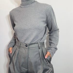 Vintage light grey merino wool turtleneck sweater – minimalist fine knit pullover – size -M