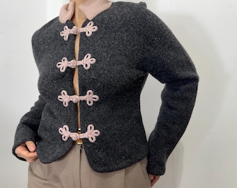 Vintage wollen jack met kikkersluitingen, grijs gebreid jack met roze details, minimalistisch vest in Chinese stijl, maat S