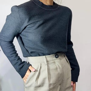 Vintage dark grey virgin wool sweater  – minimalist fine knit crew neck pullover – size M