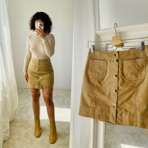 Spódnica mini ze zamszu w stylu vintage w kolorze beżowym – spódnica ze skóry naturalnej z guzikami z przodu i kieszeniami | rozmiary XS-S