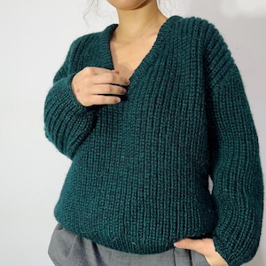 Vintage forest green chunky wool sweater – handmade ribbed knit V-neck pullover – size S-M petites