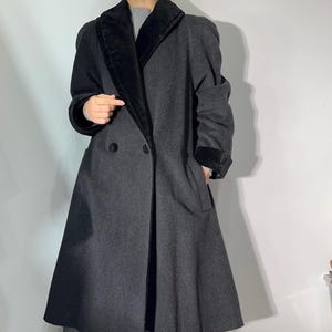 Vintage Wolle & Kaschmir Oversized Mantel – Dunkelgrauer A-Linie Wintermantel mit Samtkragen und Manschetten – Lange Elegante Wollmischung Jacke M-L