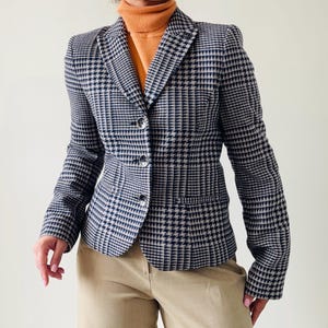 Vintage Armani navy & beige houndstooth wool blazer – fitted structured jacket – size S (EU 36)