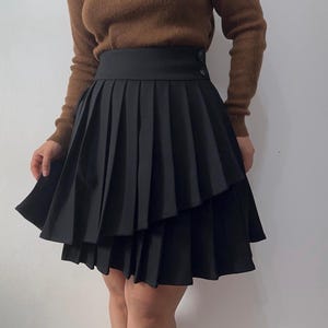 Plisseer Wickel-Minirock – Hohe Taille aus Wolle oder Baumwolle – Schwarz, Beige, Braun oder Creme – Preppy Tennis-Stil – Made to Order