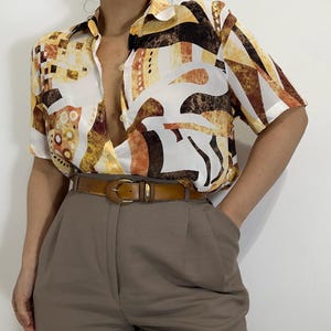 Bluzka z wiskozy w stylu vintage z abstrakcyjnym nadrukiem, rozmiar S, koszula w stylu retro boho zapinana na guziki, lekka letnia bluzka, koszula w artystyczny wzór