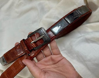 Vintage brown croc-embossed leather belt with silver-tone metal accents – S-M  western style
