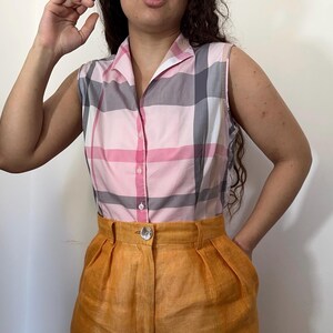 Vintage sleeveless cotton blouse – pastel pink plaid button-up – fitted peach checkered top – size M