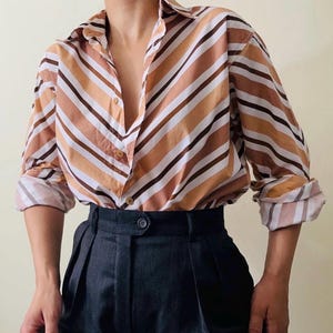 Vintage men’s striped shirt in warm caramel and brown – oversized unisex cotton button-up – diagonal stripe pattern – size M tall