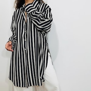 Vintage oversized striped viscose blouse – black and white button-up shirt, long sleeve tunic top – size M-L