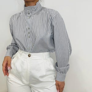 ヴィンテージストライプのハイネックコットンシャツ - グレーと白の縦縞、ボタンアップのミニマリストブラウス - サイズ L