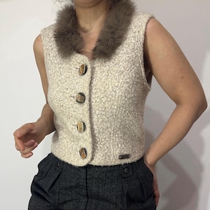 Vintage cream wool-linen blend vest – textured boucle knit, faux fur collar, sheepskin details, rustic boho style, xs-s