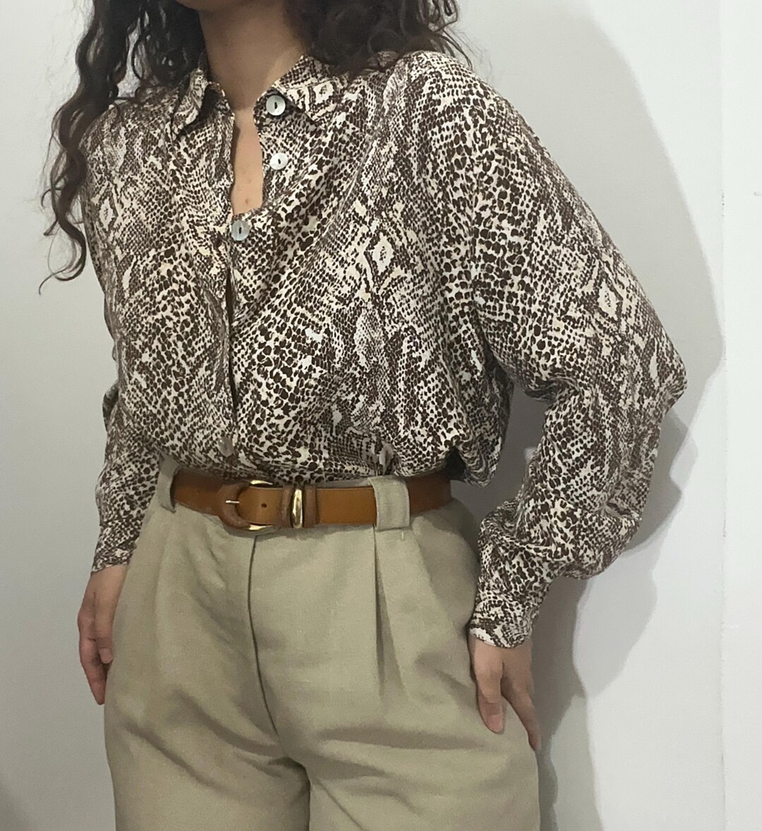 Blusa vintage con estampado de serpiente, viscosa, abotonada